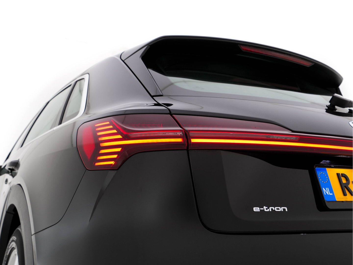 Audi e-tron 55 Quattro Edition 95 kWh [3-Fase-11kW] {SoH-95%} (INCL-BTW) *HEATPUMP | FULL-LED | HEATED-COMFORTSEATS | DIGI-COCKPIT | NAVI-FULLMAP | CAMERA | DAB+ | ECC | PDC | CRUISE | 20''ALU*