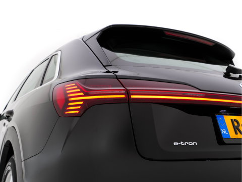 Audi e-tron 55 Quattro Edition 95 kWh [3-Fase-11kW] {SoH-95%} (INCL-BTW) *HEATPUMP | FULL-LED | HEATED-COMFORTSEATS | DIGI-COCKPIT | NAVI-FULLMAP | CAMERA | DAB+ | ECC | PDC | CRUISE | 20''ALU*