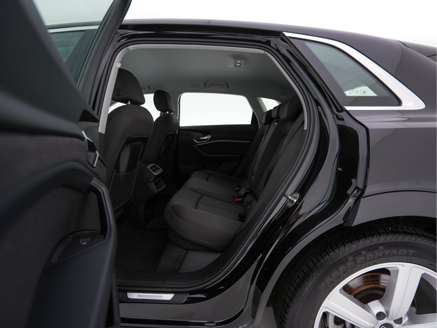 Audi e-tron 55 Quattro Edition 95 kWh [3-Fase-11kW] {SoH-95%} (INCL-BTW) *HEATPUMP | FULL-LED | HEATED-COMFORTSEATS | DIGI-COCKPIT | NAVI-FULLMAP | CAMERA | DAB+ | ECC | PDC | CRUISE | 20''ALU*