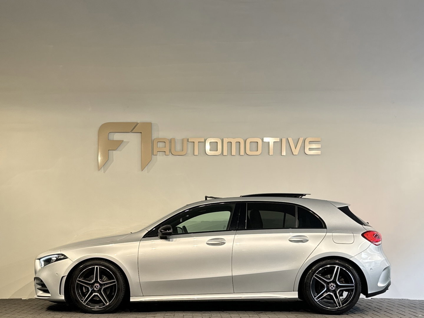 Mercedes-Benz A-Klasse 180 Business Solution AMG Pano|Stoelverwarming|Camera|Lane Assist|BlindSpot