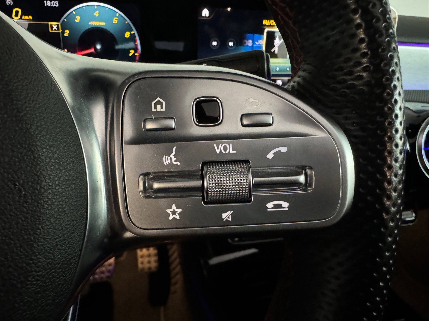 Mercedes-Benz A-Klasse 180 Business Solution AMG Pano|Stoelverwarming|Camera|Lane Assist|BlindSpot