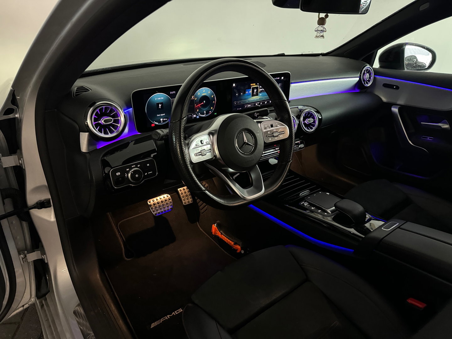 Mercedes-Benz A-Klasse 180 Business Solution AMG Pano|Stoelverwarming|Camera|Lane Assist|BlindSpot