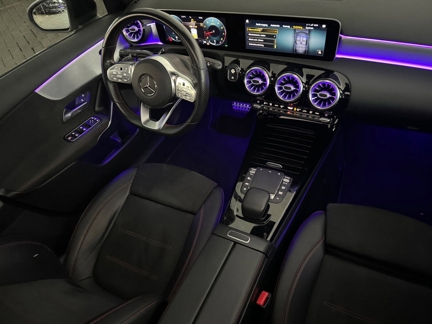 Mercedes-Benz A-Klasse 180 Business Solution AMG Pano|Stoelverwarming|Camera|Lane Assist|BlindSpot