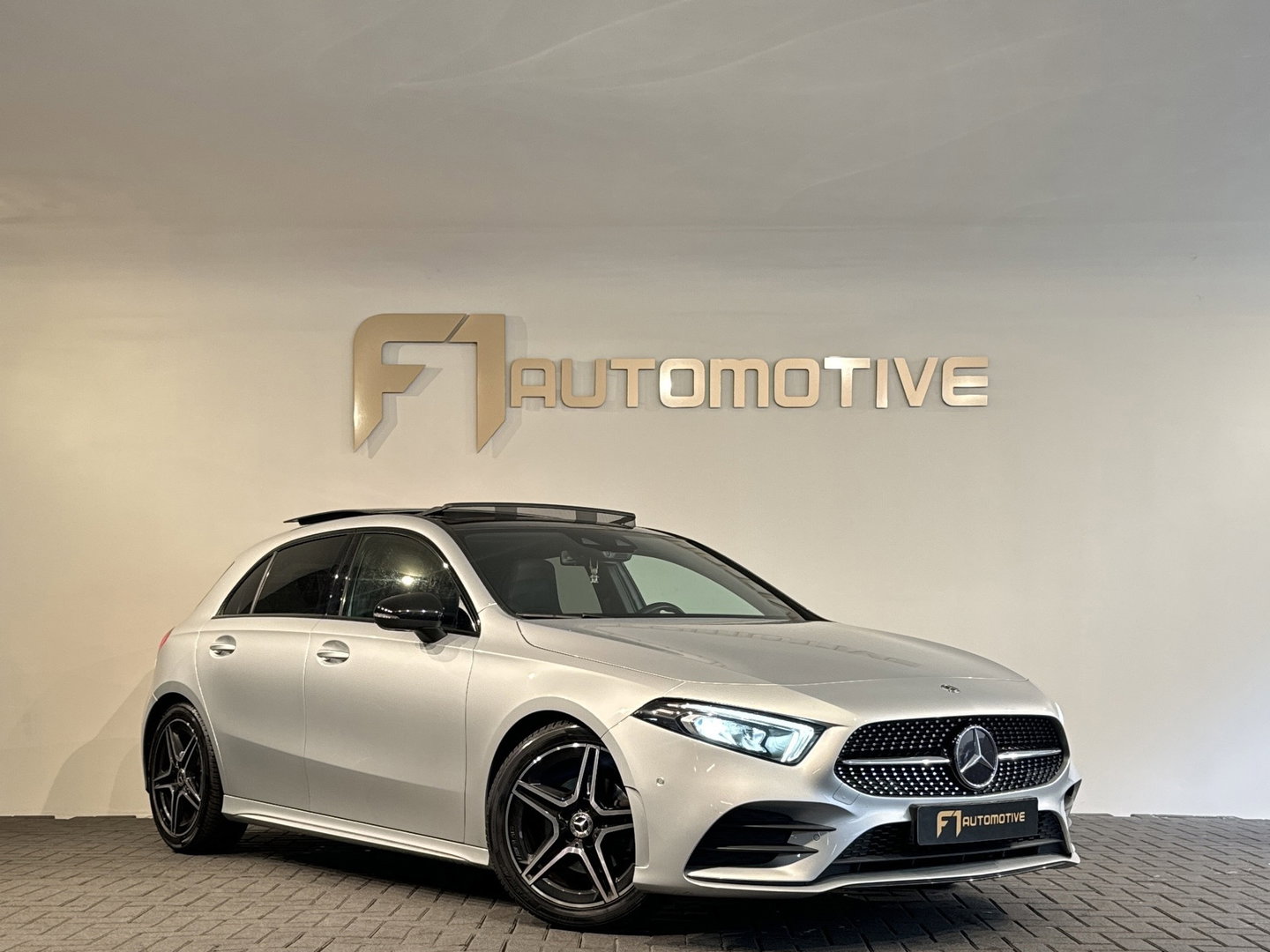Mercedes-Benz A-Klasse 180 Business Solution AMG Pano|Stoelverwarming|Camera|Lane Assist|BlindSpot