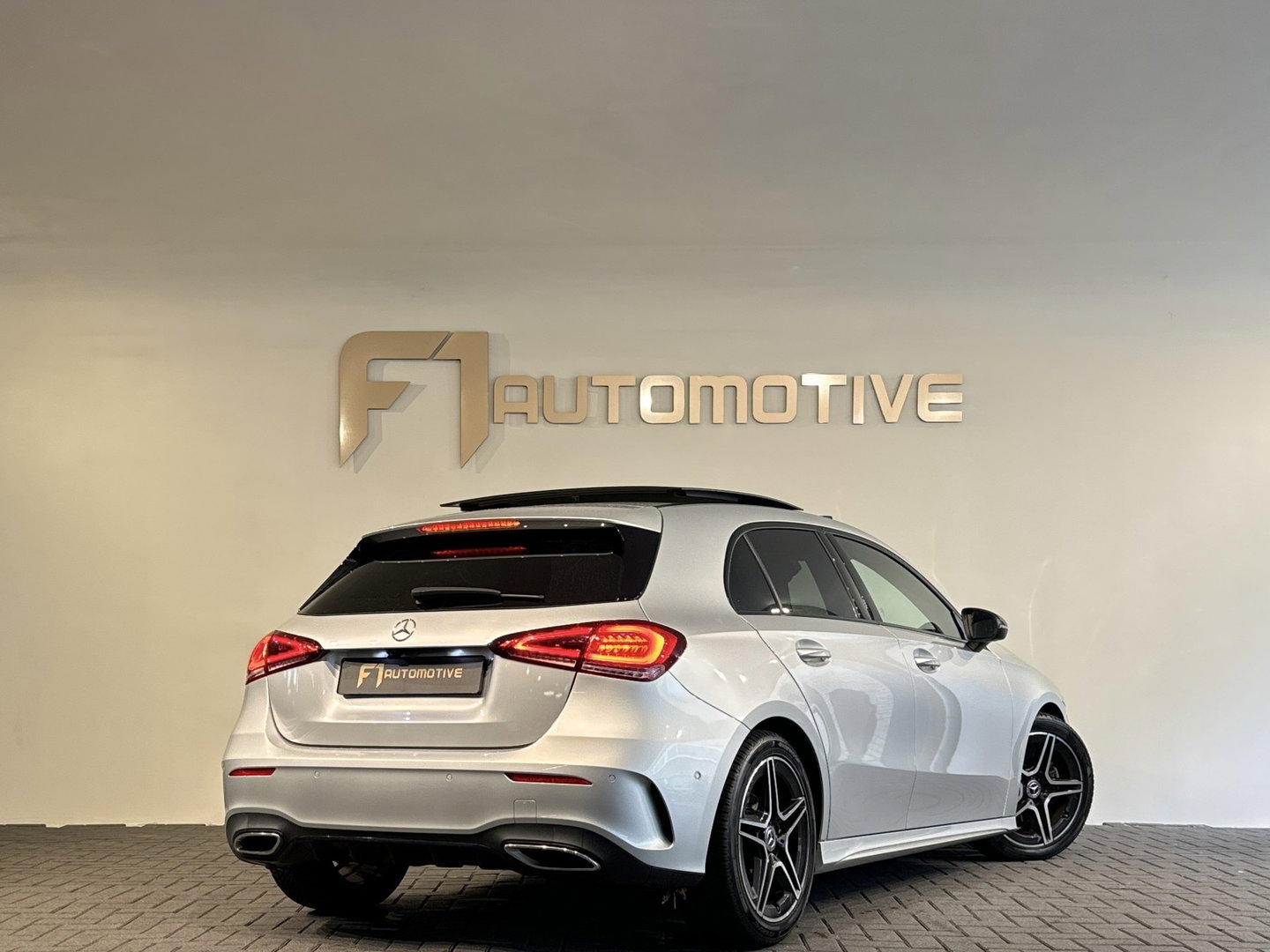 Mercedes-Benz A-Klasse 180 Business Solution AMG Pano|Stoelverwarming|Camera|Lane Assist|BlindSpot