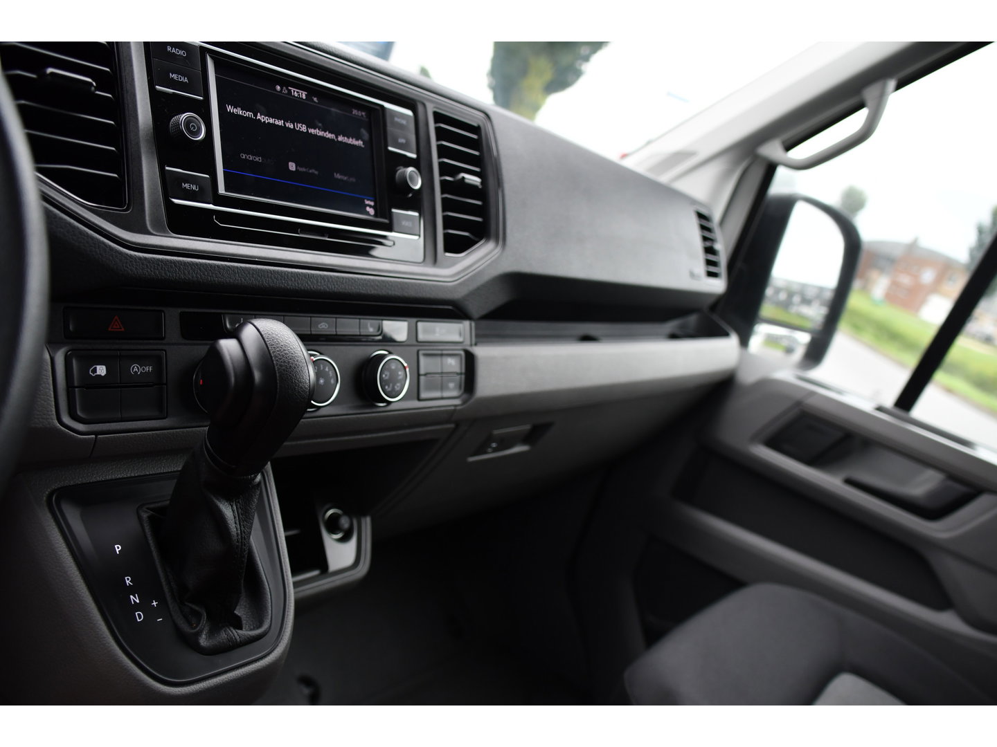 Volkswagen Crafter 35 2.0 TDI L3H3 PB Edition Adaptieve Cruise, Camera, LED, Carplay, Trekhaak, Automaat, 140pk, Sensoren, Multimedia, Uniek!