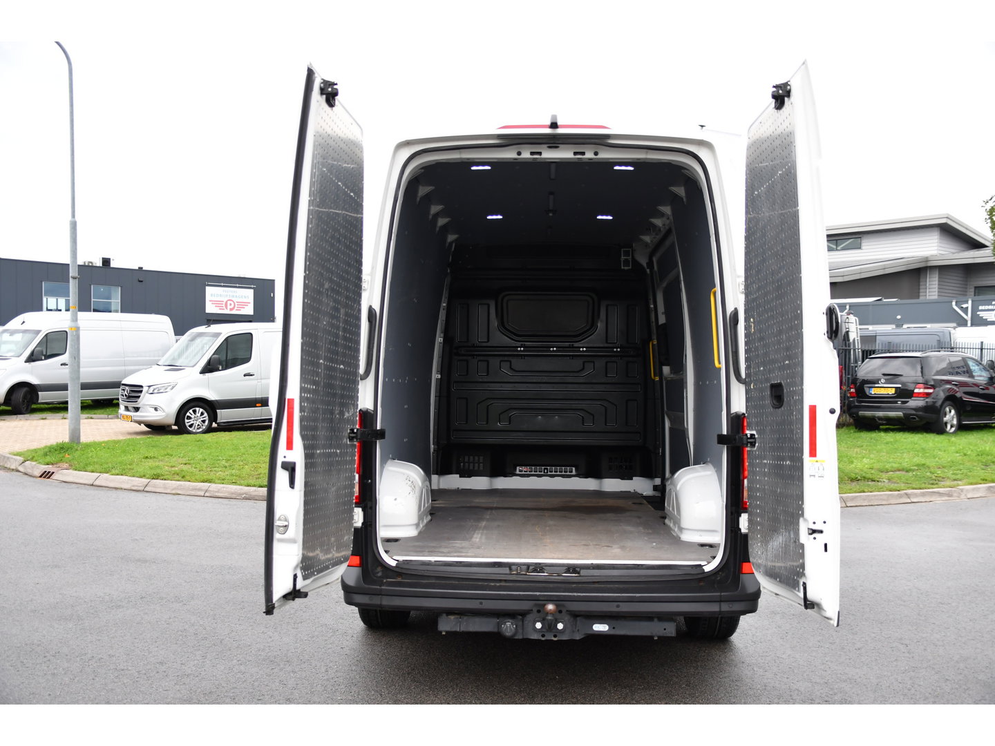 Volkswagen Crafter 35 2.0 TDI L3H3 PB Edition Adaptieve Cruise, Camera, LED, Carplay, Trekhaak, Automaat, 140pk, Sensoren, Multimedia, Uniek!