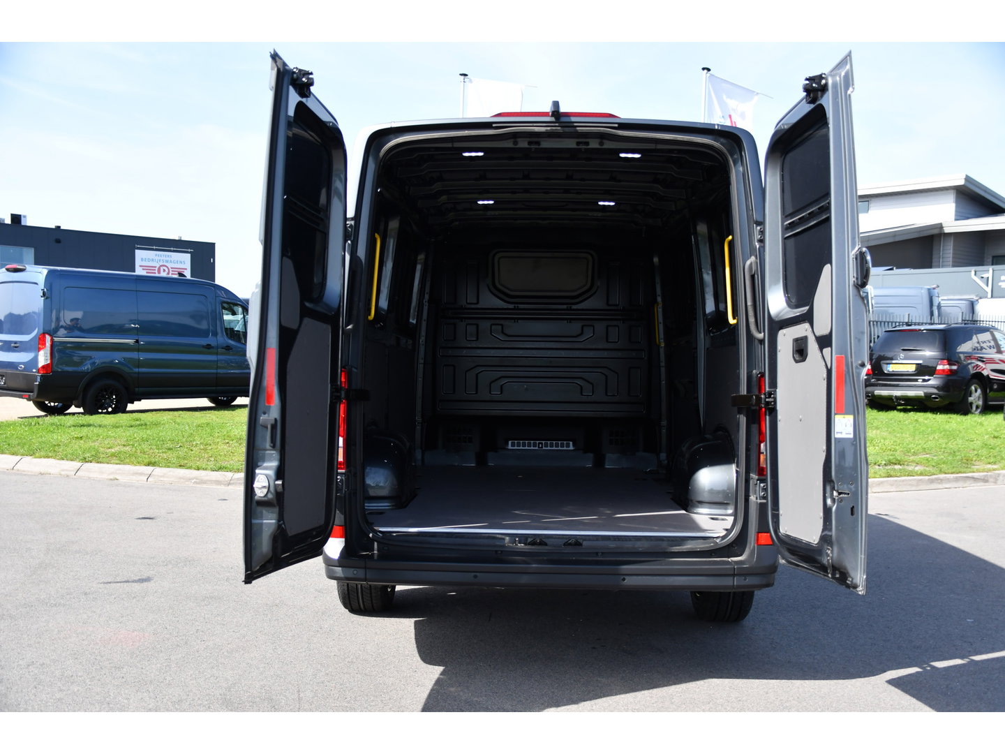 Volkswagen Crafter 35 2.0 TDI L3H2 Highline PB Edition Full Options! Adaptieve Cruise, Camera, Carplay, LED, Stuur verwarming, 177pk, Automaat, Multimedia, Stoelverwarming, Uniek!