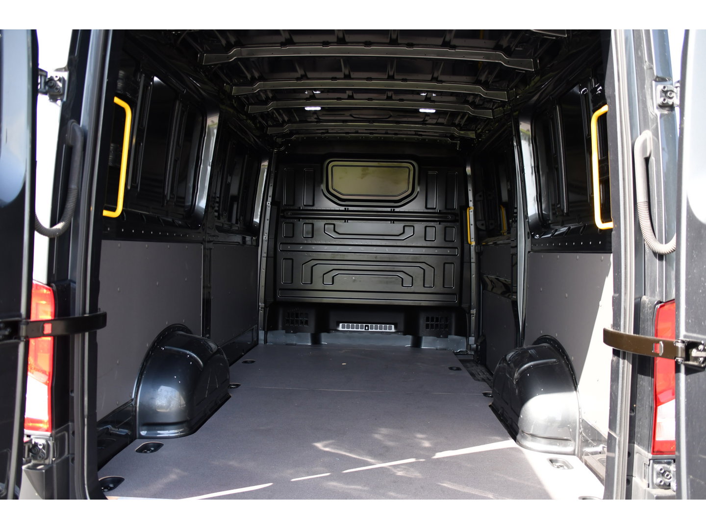 Volkswagen Crafter 35 2.0 TDI L3H2 Highline PB Edition Full Options! Adaptieve Cruise, Camera, Carplay, LED, Stuur verwarming, 177pk, Automaat, Multimedia, Stoelverwarming, Uniek!