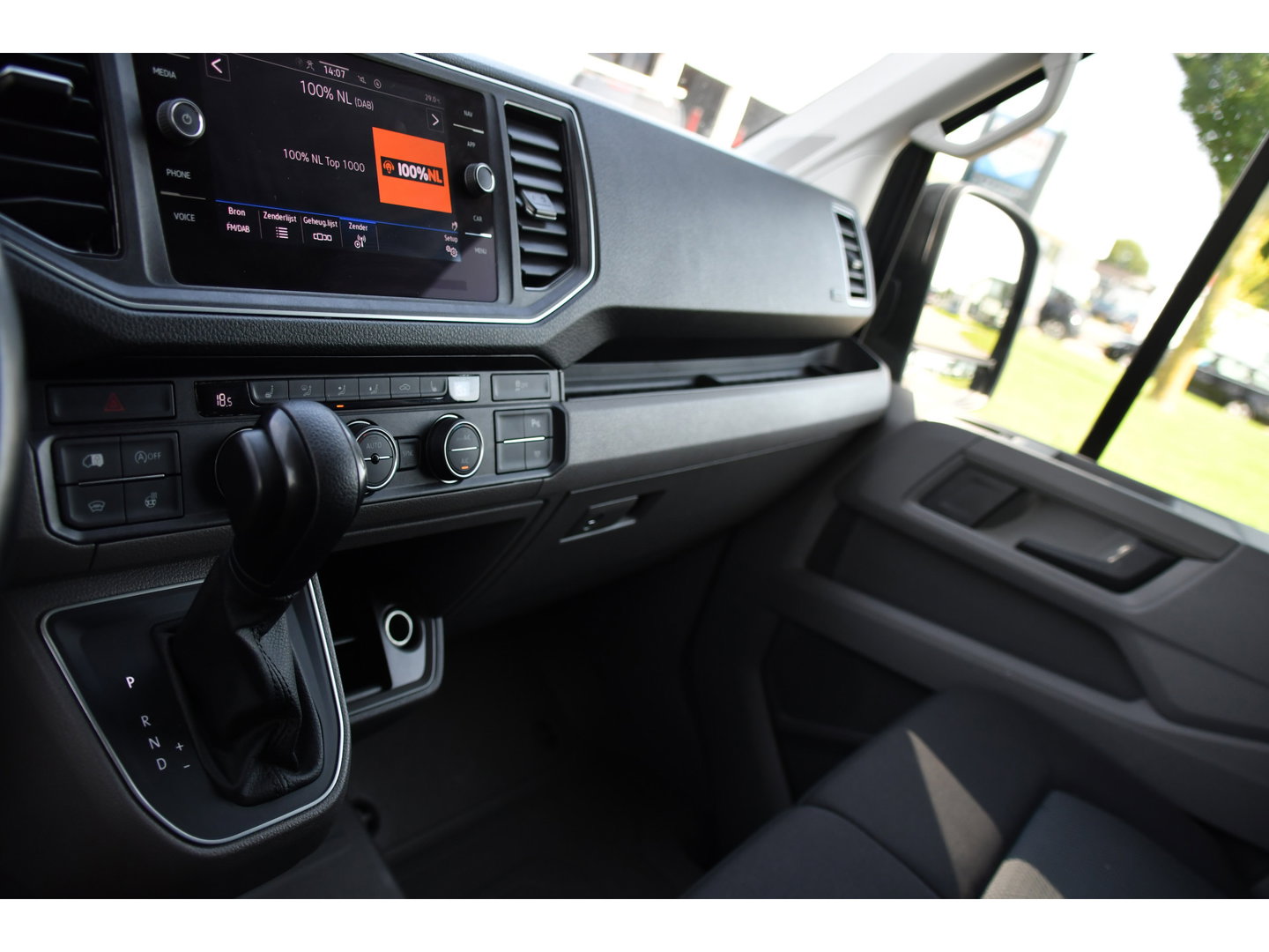 Volkswagen Crafter 35 2.0 TDI L3H2 Highline PB Edition Full Options! Adaptieve Cruise, Camera, Carplay, LED, Stuur verwarming, 177pk, Automaat, Multimedia, Stoelverwarming, Uniek!