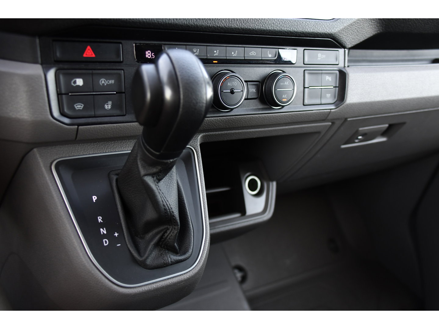 Volkswagen Crafter 35 2.0 TDI L3H2 Highline PB Edition Full Options! Adaptieve Cruise, Camera, Carplay, LED, Stuur verwarming, 177pk, Automaat, Multimedia, Stoelverwarming, Uniek!