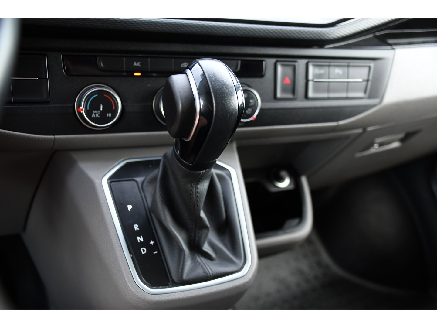 Volkswagen Transporter 2.0 TDI L2H1 30 Bulli Virtual, Cruise, Camera, Carplay, LED, Automaat, 150pk, Multimedia, Sensoren, Airco, Uniek!