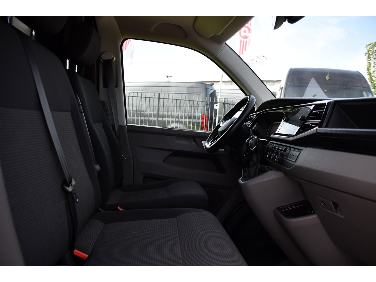Volkswagen Transporter 2.0 TDI L2H1 30 Bulli Virtual, Cruise, Camera, Carplay, LED, Automaat, 150pk, Multimedia, Sensoren, Airco, Uniek!