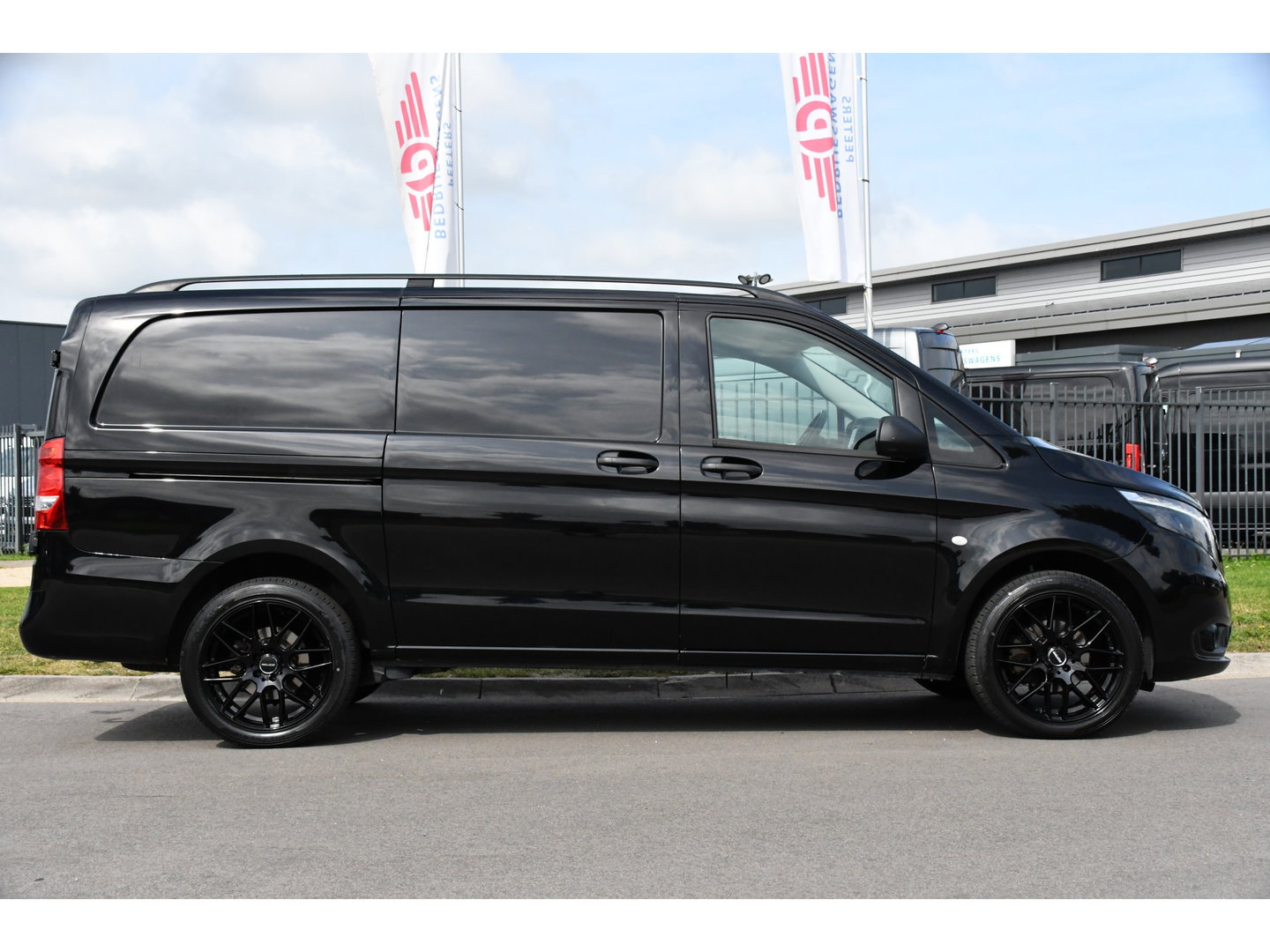 Mercedes-Benz Vito 116 CDI L2 Black Edition Cruise, Camera, Carplay, 164pk, Automaat, Sensoren, Trekhaak, Multimedia, LED, Stoelverwarming, Uniek!