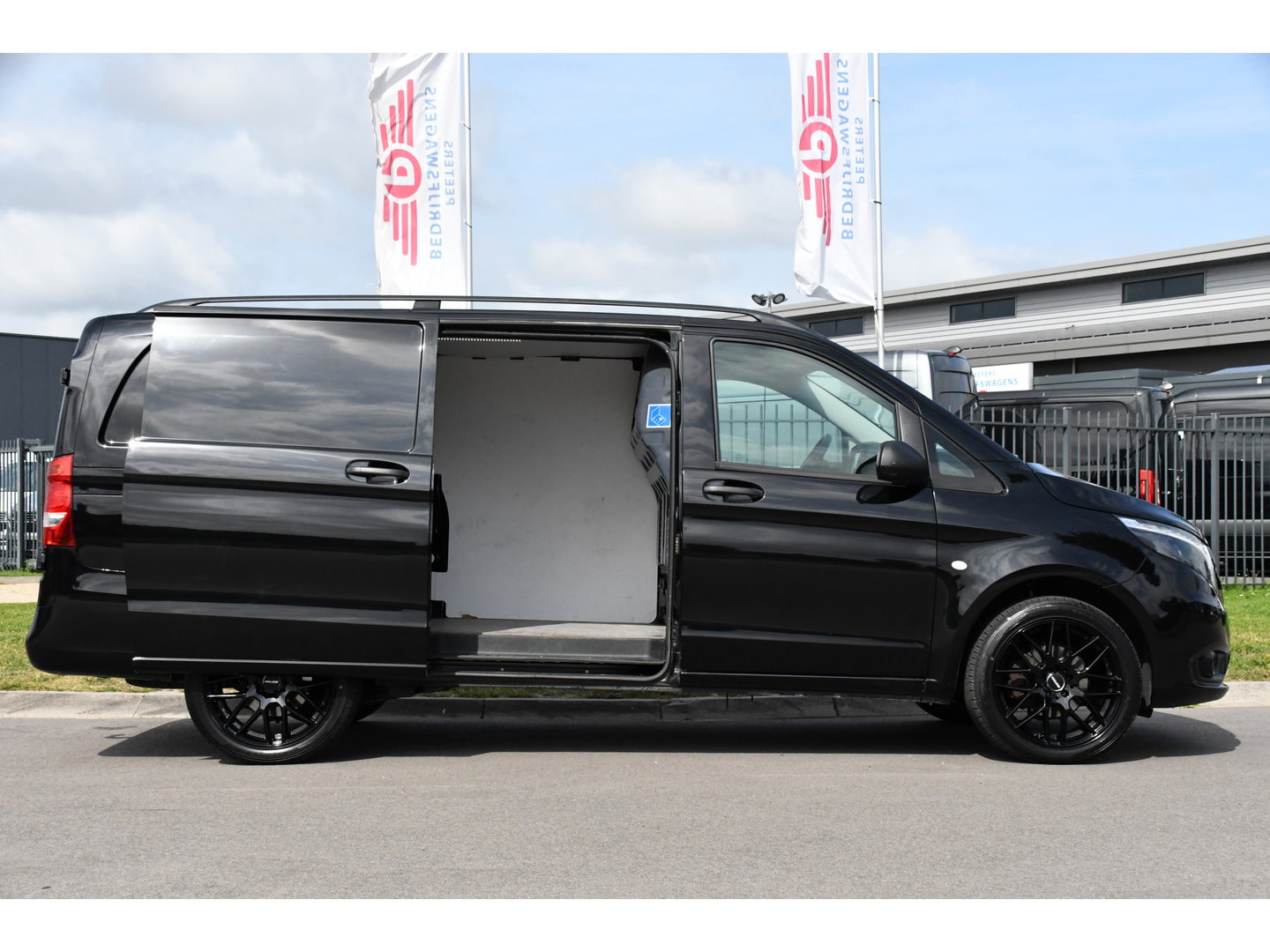 Mercedes-Benz Vito 116 CDI L2 Black Edition Cruise, Camera, Carplay, 164pk, Automaat, Sensoren, Trekhaak, Multimedia, LED, Stoelverwarming, Uniek!