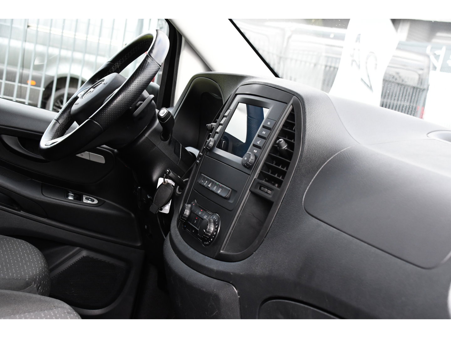 Mercedes-Benz Vito 116 CDI L2 Black Edition Cruise, Camera, Carplay, 164pk, Automaat, Sensoren, Trekhaak, Multimedia, LED, Stoelverwarming, Uniek!