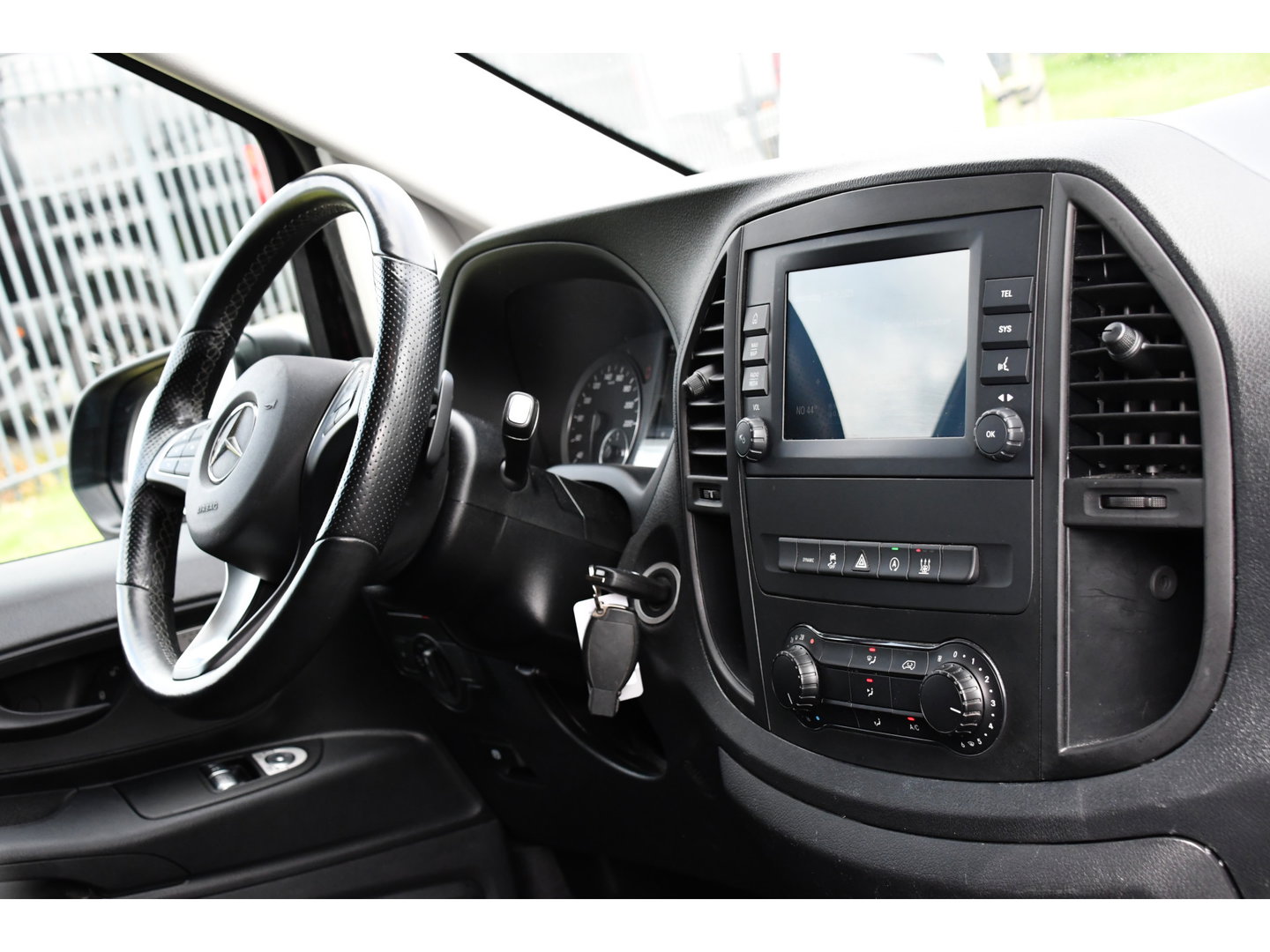Mercedes-Benz Vito 116 CDI L2 Black Edition Cruise, Camera, Carplay, 164pk, Automaat, Sensoren, Trekhaak, Multimedia, LED, Stoelverwarming, Uniek!