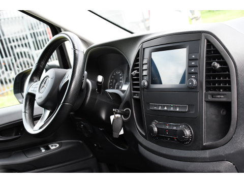 Mercedes-Benz Vito 116 CDI L2 Black Edition Cruise, Camera, Carplay, 164pk, Automaat, Sensoren, Trekhaak, Multimedia, LED, Stoelverwarming, Uniek!