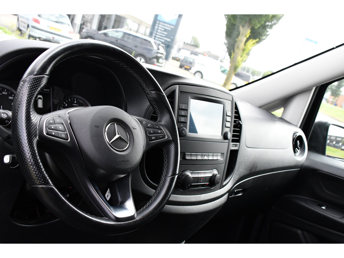 Mercedes-Benz Vito 116 CDI L2 Black Edition Cruise, Camera, Carplay, 164pk, Automaat, Sensoren, Trekhaak, Multimedia, LED, Stoelverwarming, Uniek!