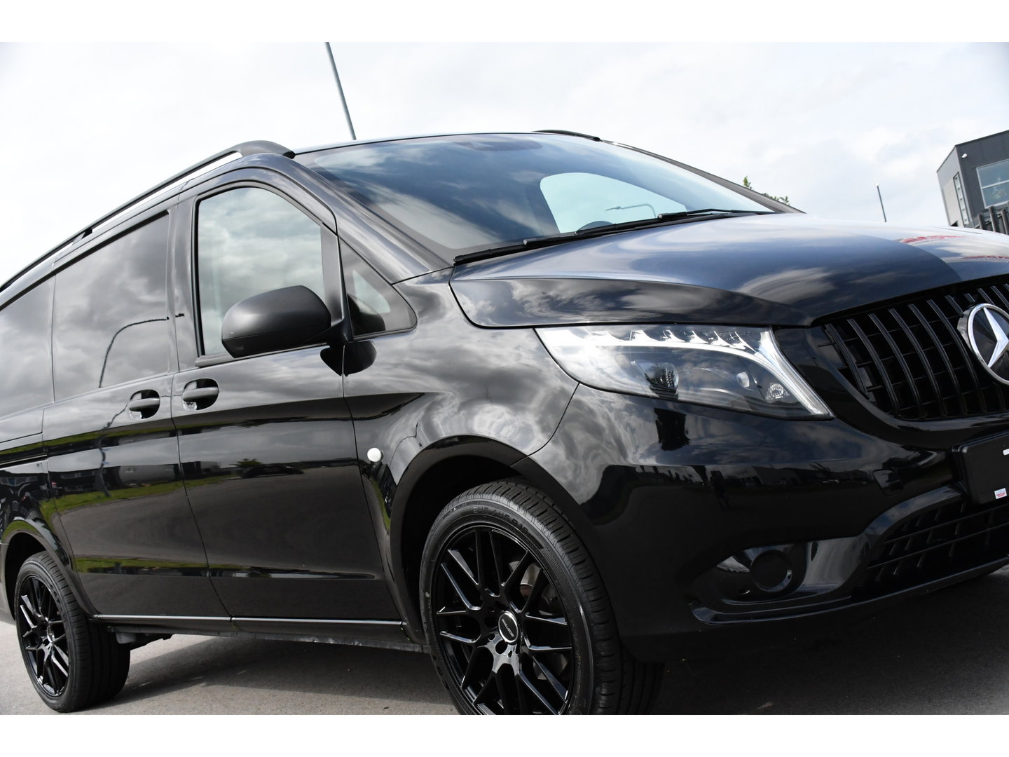 Mercedes-Benz Vito 116 CDI L2 Black Edition Cruise, Camera, Carplay, 164pk, Automaat, Sensoren, Trekhaak, Multimedia, LED, Stoelverwarming, Uniek!