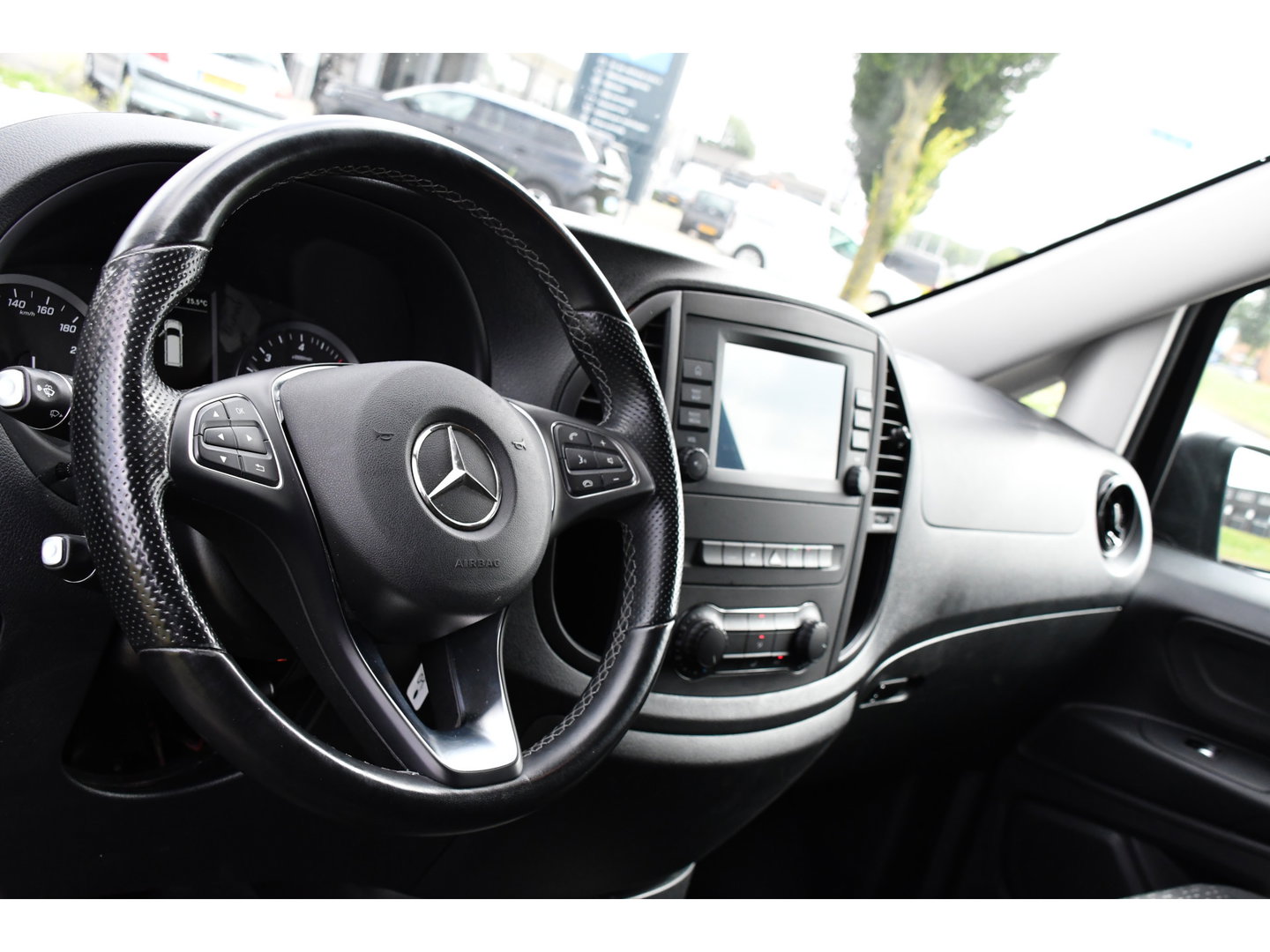 Mercedes-Benz Vito 116 CDI L2 Black Edition Cruise, Camera, Carplay, 164pk, Automaat, Sensoren, Trekhaak, Multimedia, LED, Stoelverwarming, Uniek!