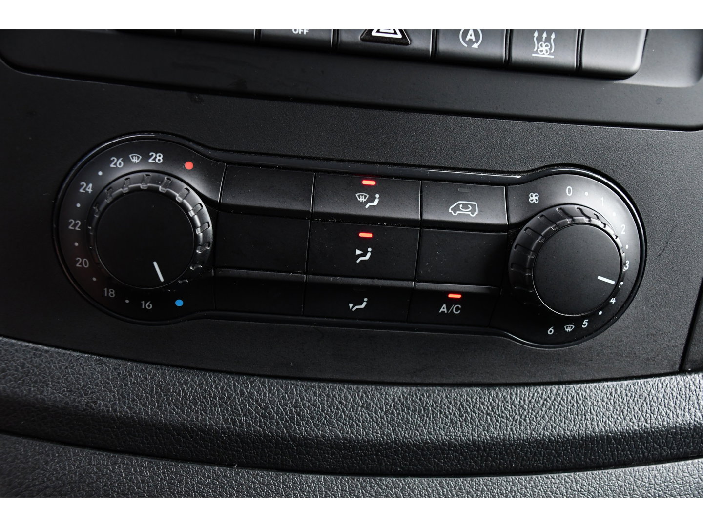 Mercedes-Benz Vito 116 CDI L2 Black Edition Cruise, Camera, Carplay, 164pk, Automaat, Sensoren, Trekhaak, Multimedia, LED, Stoelverwarming, Uniek!