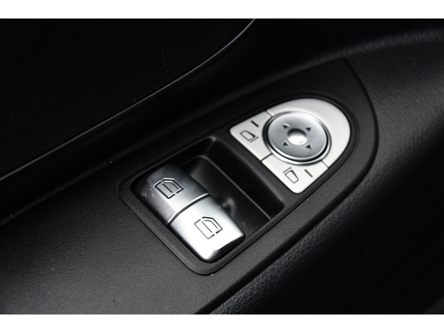 Mercedes-Benz Vito 116 CDI L2 Black Edition Cruise, Camera, Carplay, 164pk, Automaat, Sensoren, Trekhaak, Multimedia, LED, Stoelverwarming, Uniek!