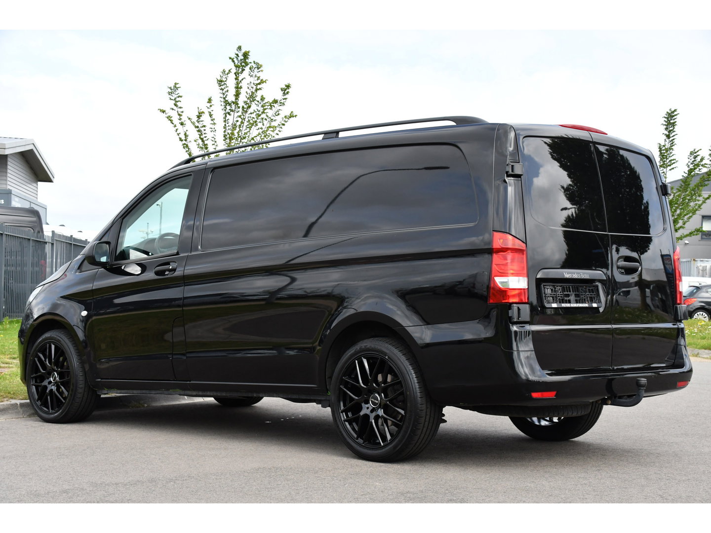 Mercedes-Benz Vito 116 CDI L2 Black Edition Cruise, Camera, Carplay, 164pk, Automaat, Sensoren, Trekhaak, Multimedia, LED, Stoelverwarming, Uniek!