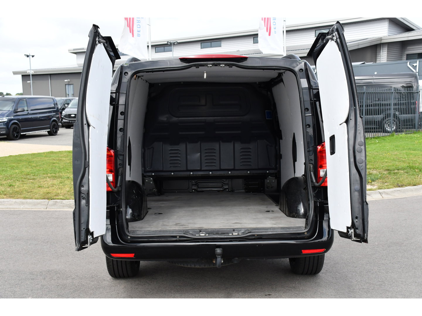 Mercedes-Benz Vito 116 CDI L2 Black Edition Cruise, Camera, Carplay, 164pk, Automaat, Sensoren, Trekhaak, Multimedia, LED, Stoelverwarming, Uniek!
