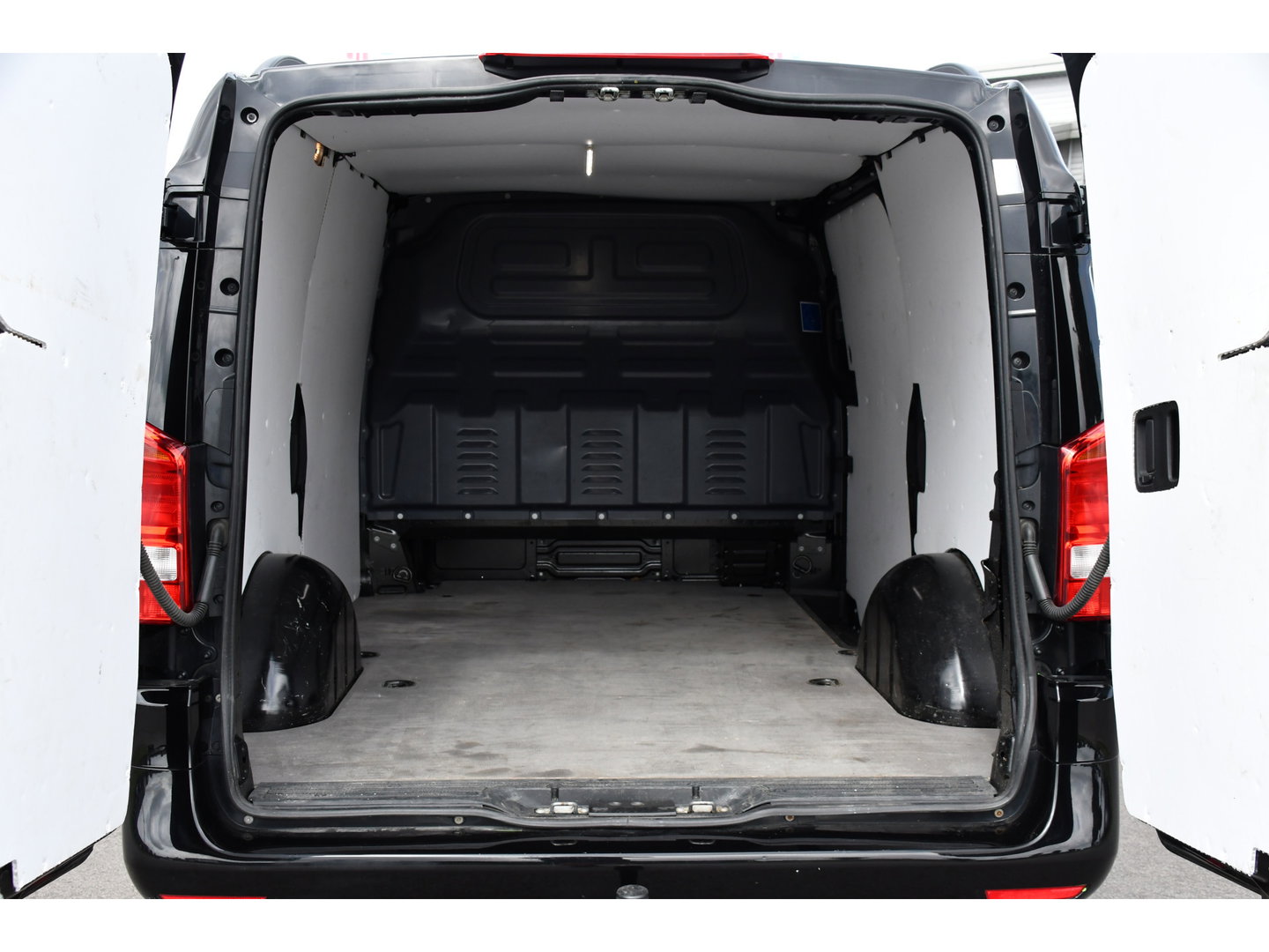 Mercedes-Benz Vito 116 CDI L2 Black Edition Cruise, Camera, Carplay, 164pk, Automaat, Sensoren, Trekhaak, Multimedia, LED, Stoelverwarming, Uniek!
