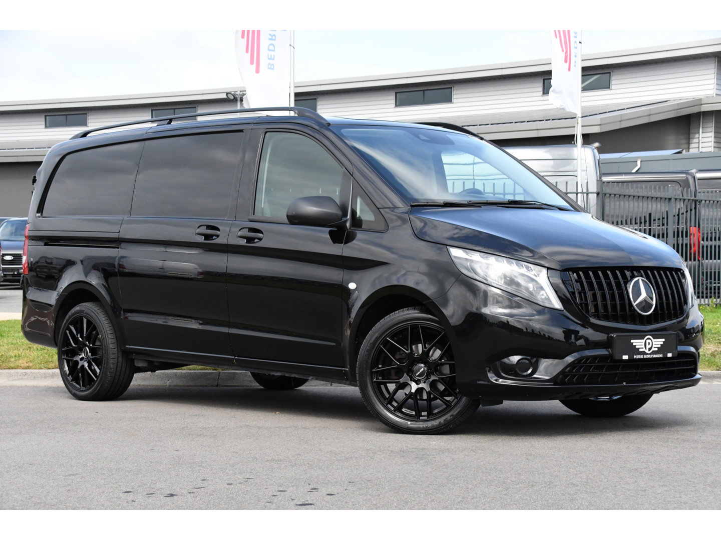 Mercedes-Benz Vito 116 CDI L2 Black Edition Cruise, Camera, Carplay, 164pk, Automaat, Sensoren, Trekhaak, Multimedia, LED, Stoelverwarming, Uniek!