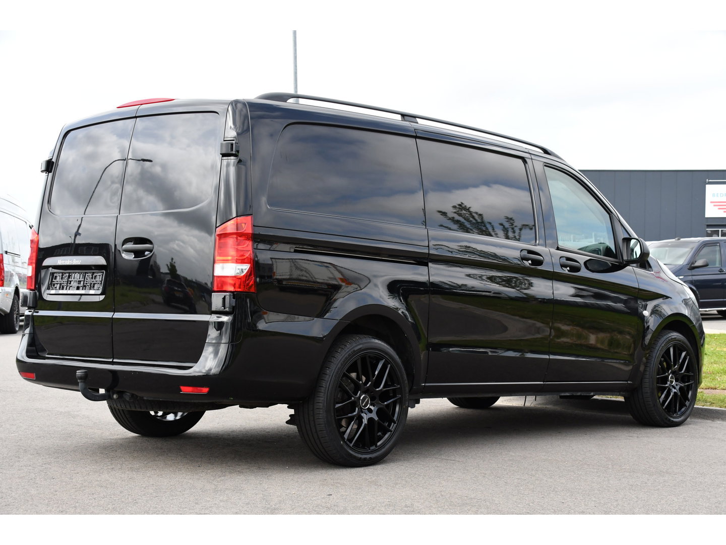 Mercedes-Benz Vito 116 CDI L2 Black Edition Cruise, Camera, Carplay, 164pk, Automaat, Sensoren, Trekhaak, Multimedia, LED, Stoelverwarming, Uniek!