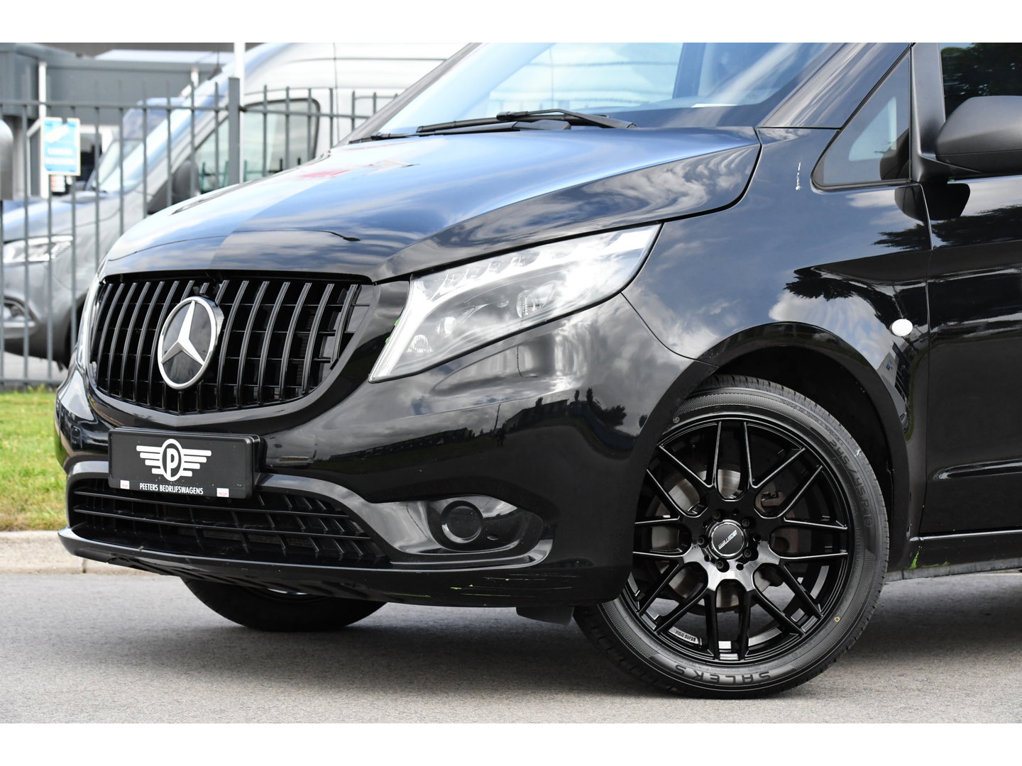 Mercedes-Benz Vito 116 CDI L2 Black Edition Cruise, Camera, Carplay, 164pk, Automaat, Sensoren, Trekhaak, Multimedia, LED, Stoelverwarming, Uniek!