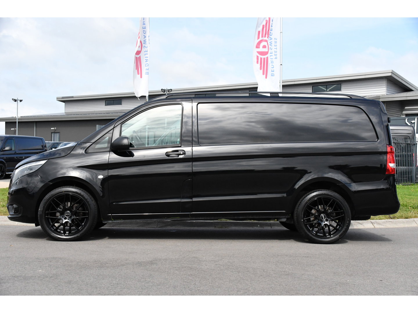 Mercedes-Benz Vito 116 CDI L2 Black Edition Cruise, Camera, Carplay, 164pk, Automaat, Sensoren, Trekhaak, Multimedia, LED, Stoelverwarming, Uniek!