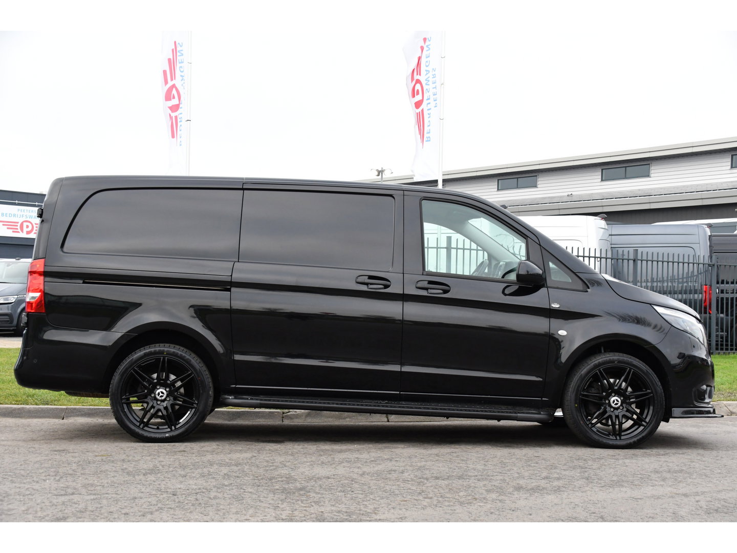 Mercedes-Benz Vito 119 CDI L2 Black Edition Camera, Cruise, Carplay, LED, Automaat, 190pk, Trekhaak, Multimedia, Sensoren, Uniek!