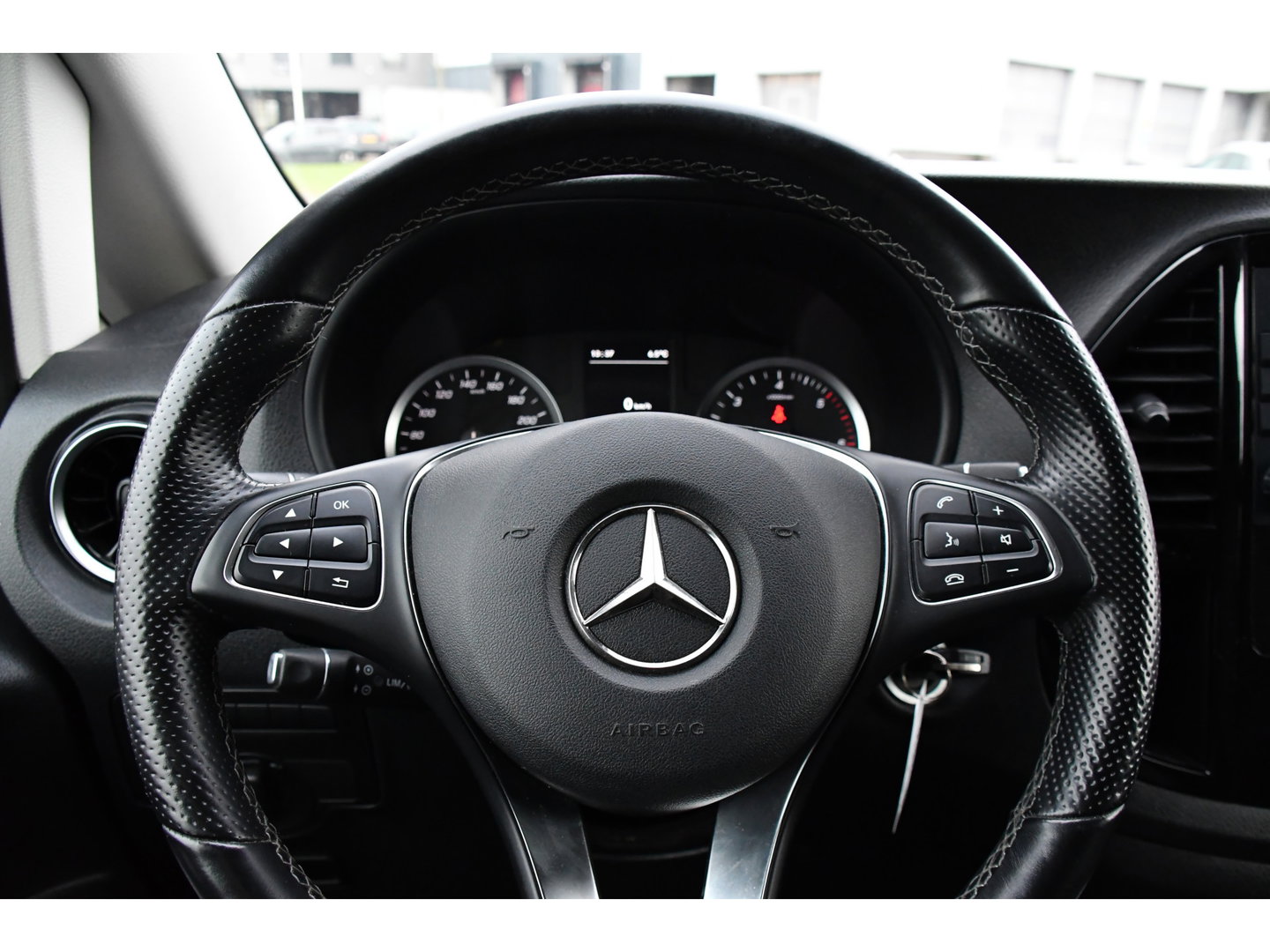 Mercedes-Benz Vito 119 CDI L2 Black Edition Camera, Cruise, Carplay, LED, Automaat, 190pk, Trekhaak, Multimedia, Sensoren, Uniek!