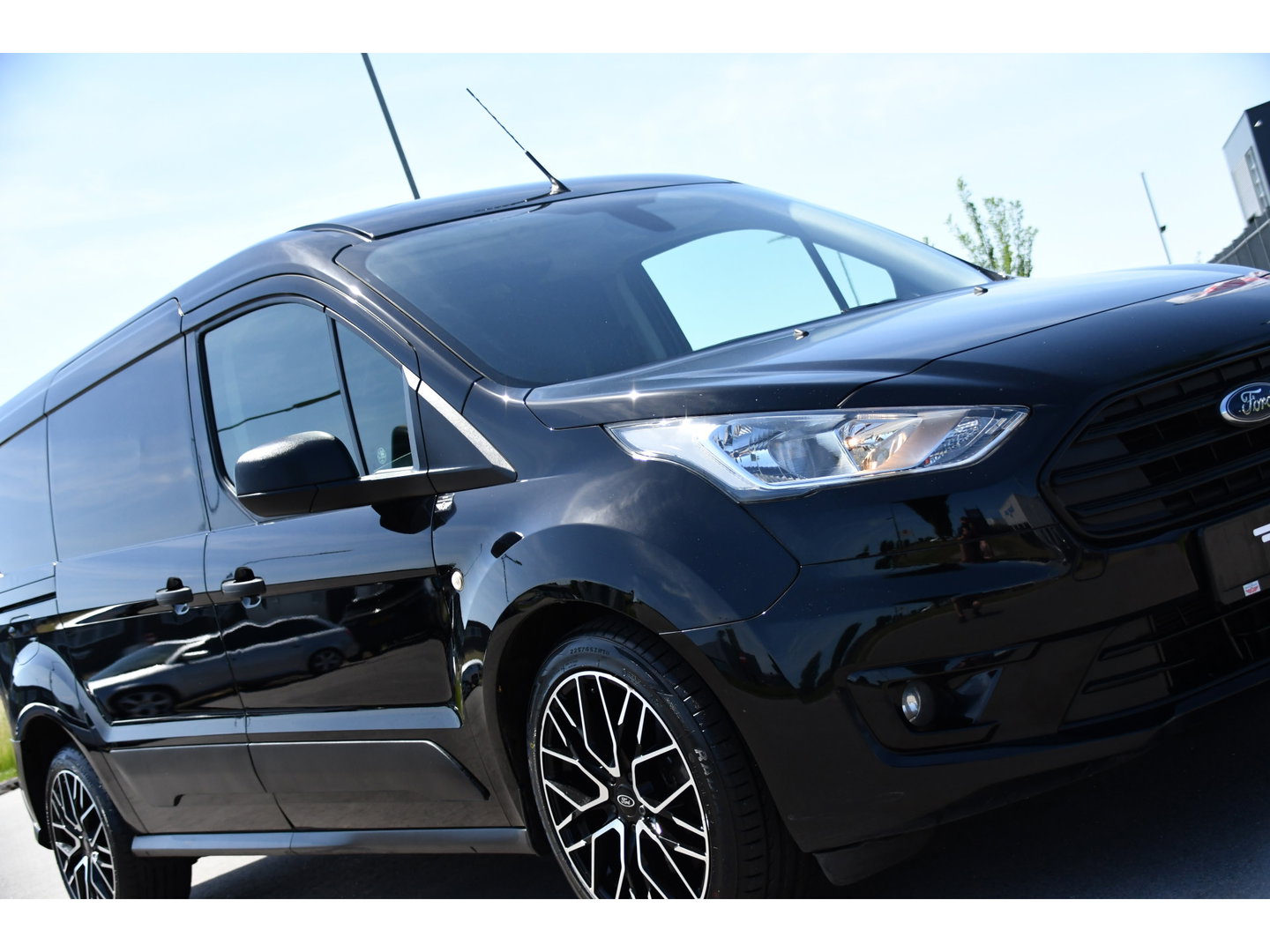 Ford Transit Connect 1.5 EcoBlue L2 Black Edition Camera, Cruise, Sensoren, Stoelverwarming, Automaat, 100pk, Multimedia, Trekhaak, Uniek!