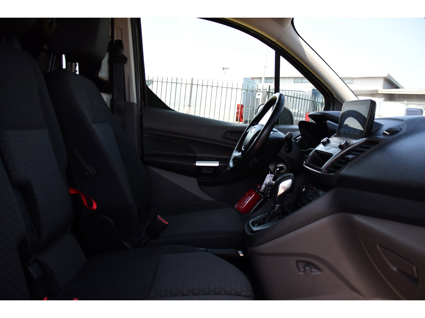 Ford Transit Connect 1.5 EcoBlue L2 Black Edition Camera, Cruise, Sensoren, Stoelverwarming, Automaat, 100pk, Multimedia, Trekhaak, Uniek!