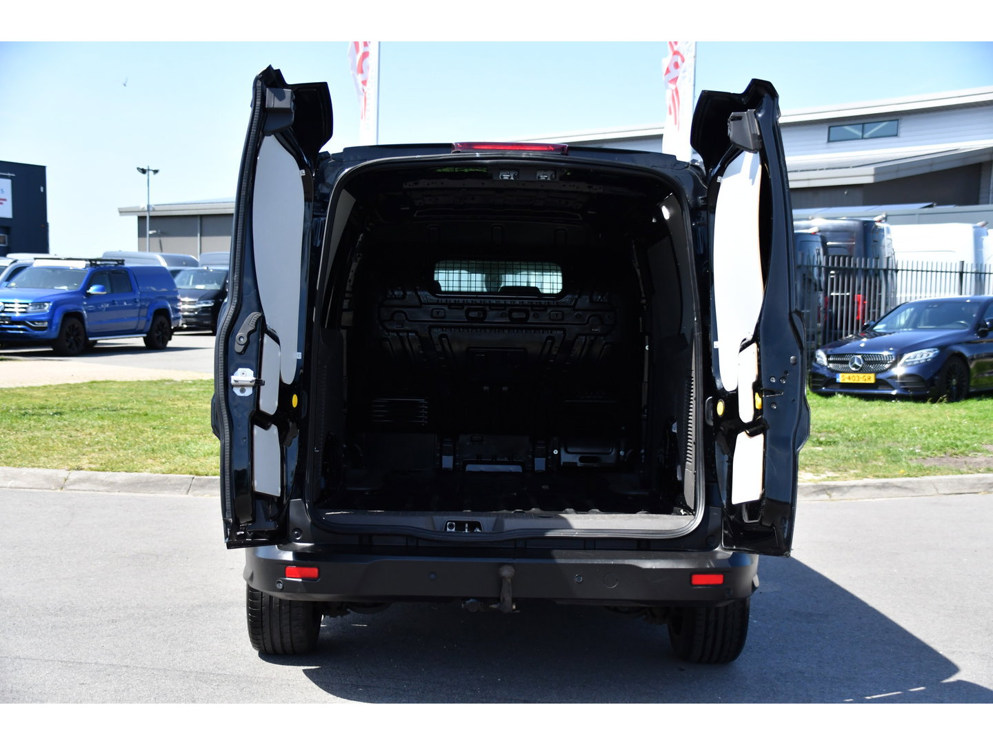 Ford Transit Connect 1.5 EcoBlue L2 Black Edition Camera, Cruise, Sensoren, Stoelverwarming, Automaat, 100pk, Multimedia, Trekhaak, Uniek!