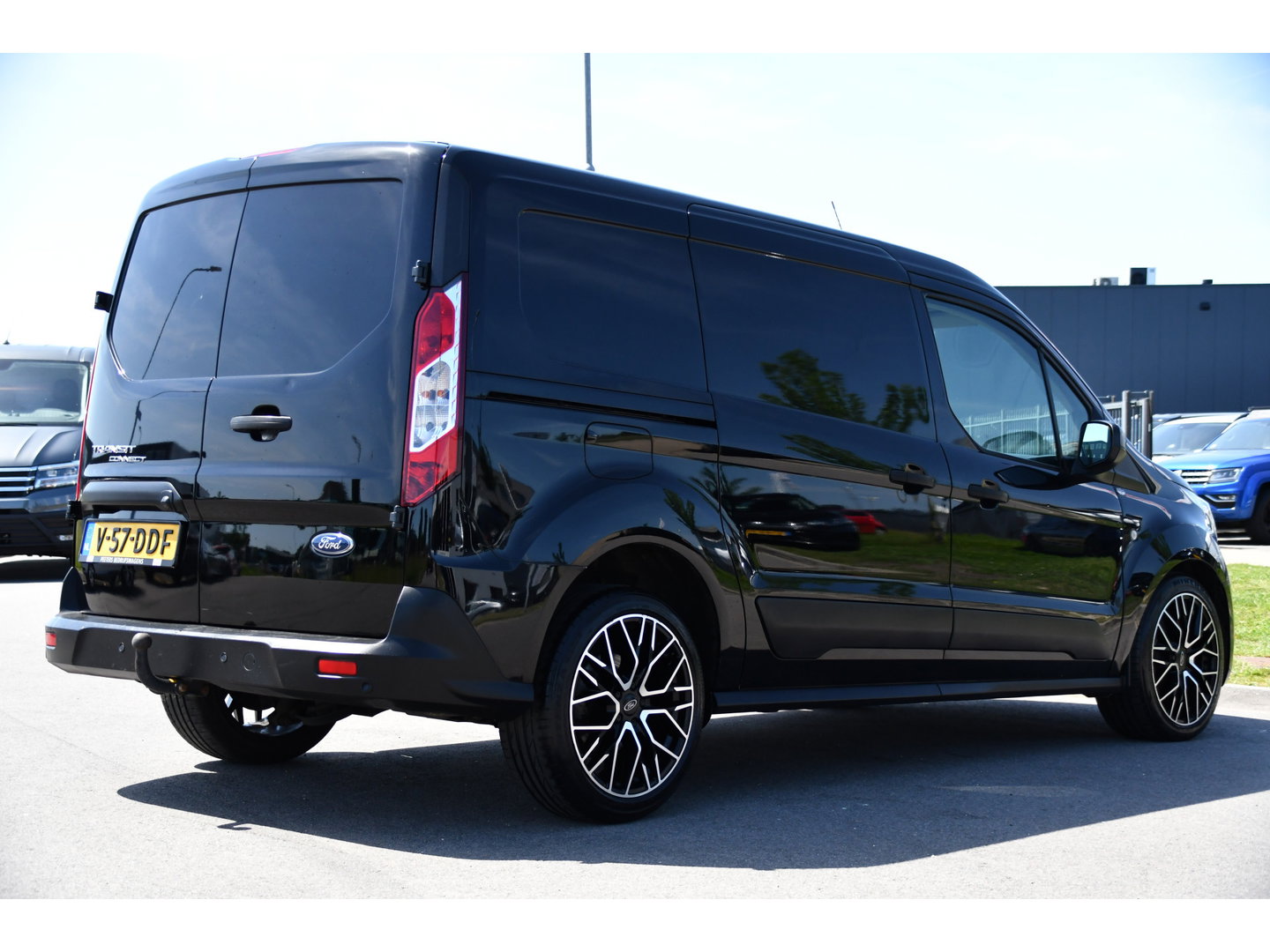 Ford Transit Connect 1.5 EcoBlue L2 Black Edition Camera, Cruise, Sensoren, Stoelverwarming, Automaat, 100pk, Multimedia, Trekhaak, Uniek!