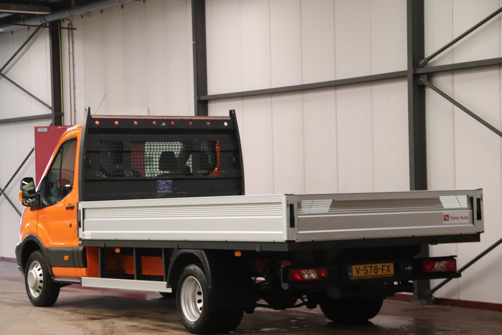 Ford Transit OPEN LAADBAK DUBBELLUCHT Ford Transit met nieuwe NIEUWE MOTOR OPEN LAADBAK DUBBELLUCHT TREKHAAK 2800KG