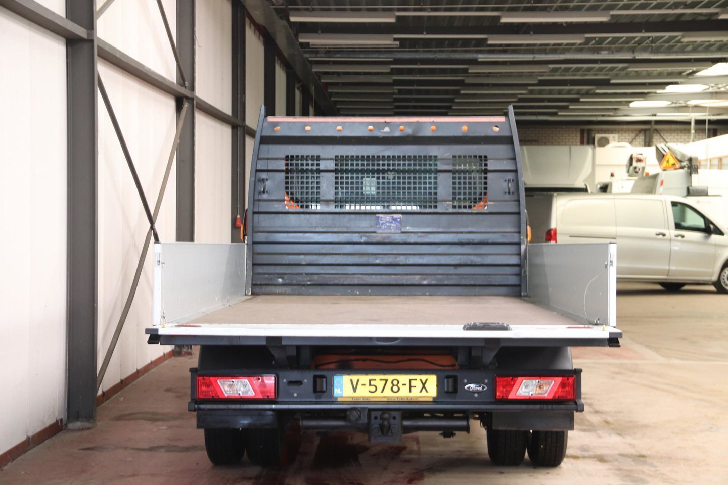 Ford Transit OPEN LAADBAK DUBBELLUCHT Ford Transit met nieuwe NIEUWE MOTOR OPEN LAADBAK DUBBELLUCHT TREKHAAK 2800KG
