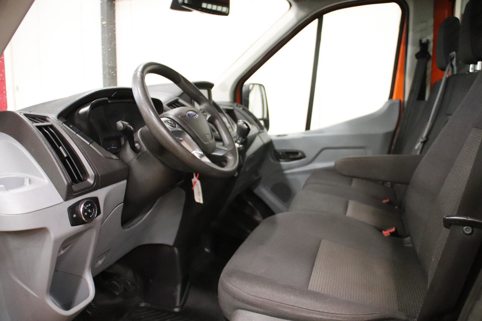 Ford Transit OPEN LAADBAK DUBBELLUCHT Ford Transit met nieuwe NIEUWE MOTOR OPEN LAADBAK DUBBELLUCHT TREKHAAK 2800KG