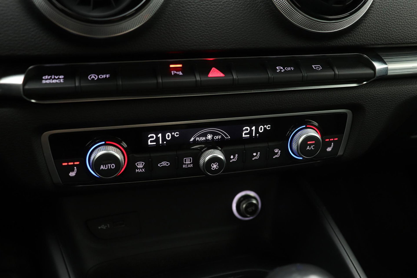 Audi A3 Sportback 35 TFSI CoD Design Pro Line Plus | Trekhaak | Stoelverwarming | Cruise Control | Keyless Entry | LED | PDC V+A | 17 Inch