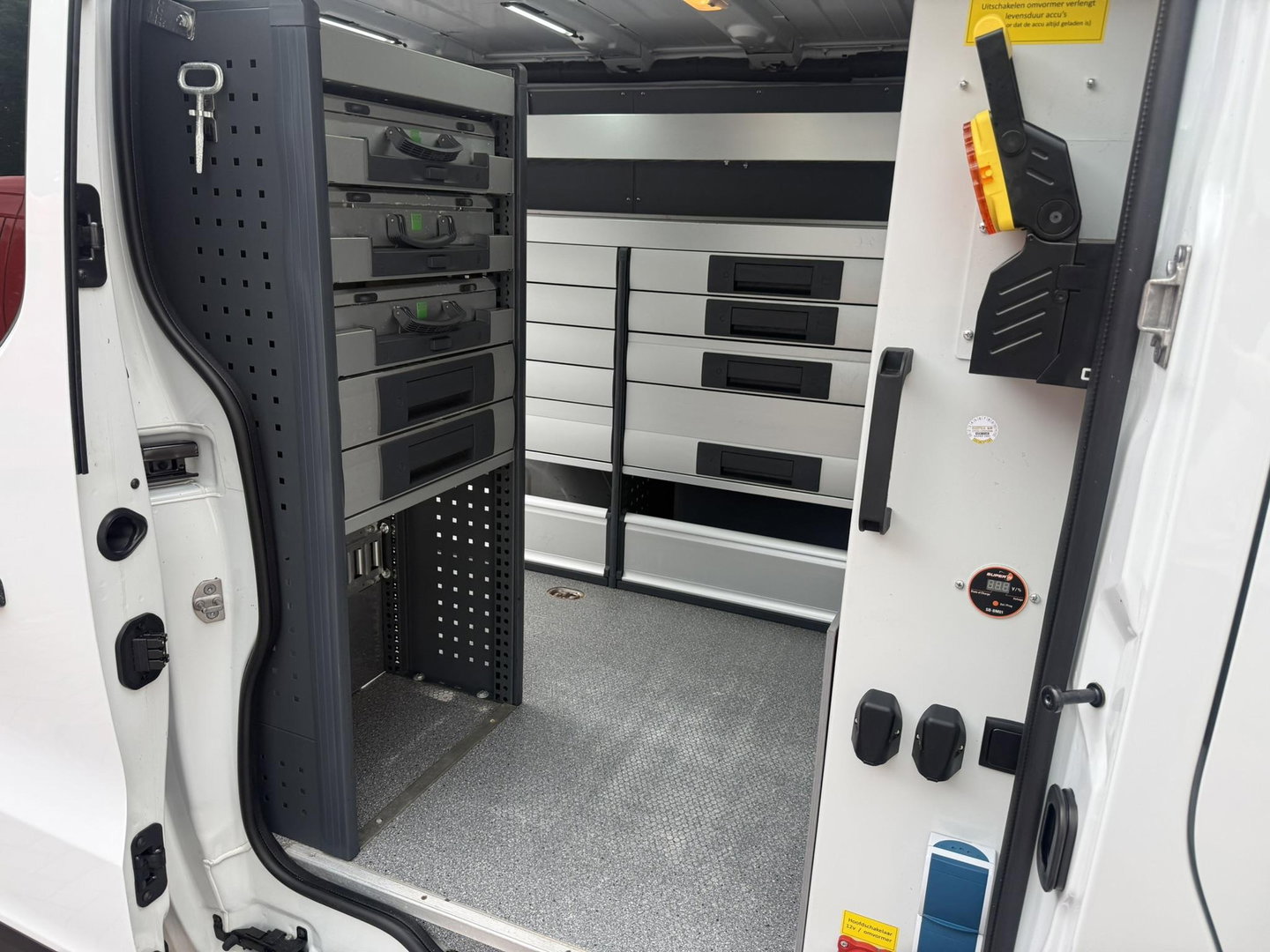 Renault Trafic 1.6 dCi service bus Victron 3000W Bott inrichting
