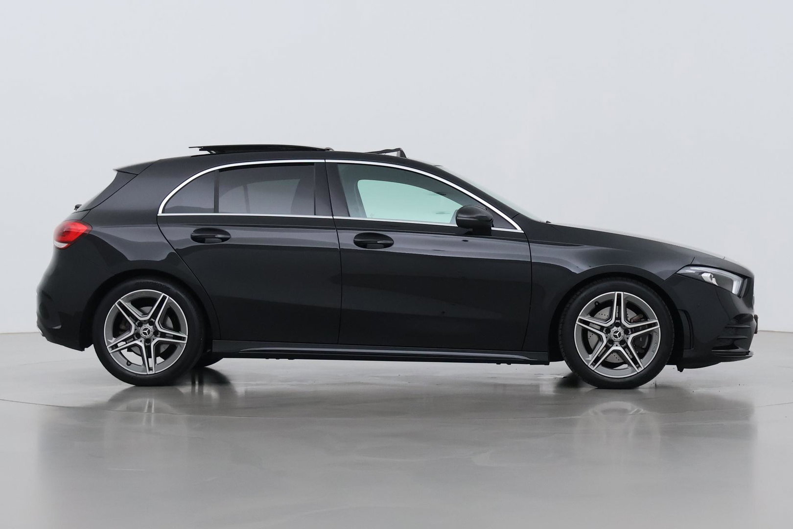 Mercedes-Benz A-Klasse 220 Premium | Panoramadak | ACC | AMG Line | Stoelverwarming | 18” AMG | Getint Glas | Navigatie