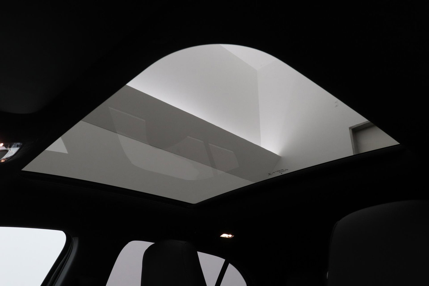 Mercedes-Benz A-Klasse 220 Premium | Panoramadak | ACC | AMG Line | Stoelverwarming | 18” AMG | Getint Glas | Navigatie
