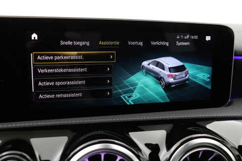 Mercedes-Benz A-Klasse 220 Premium | Panoramadak | ACC | AMG Line | Stoelverwarming | 18” AMG | Getint Glas | Navigatie