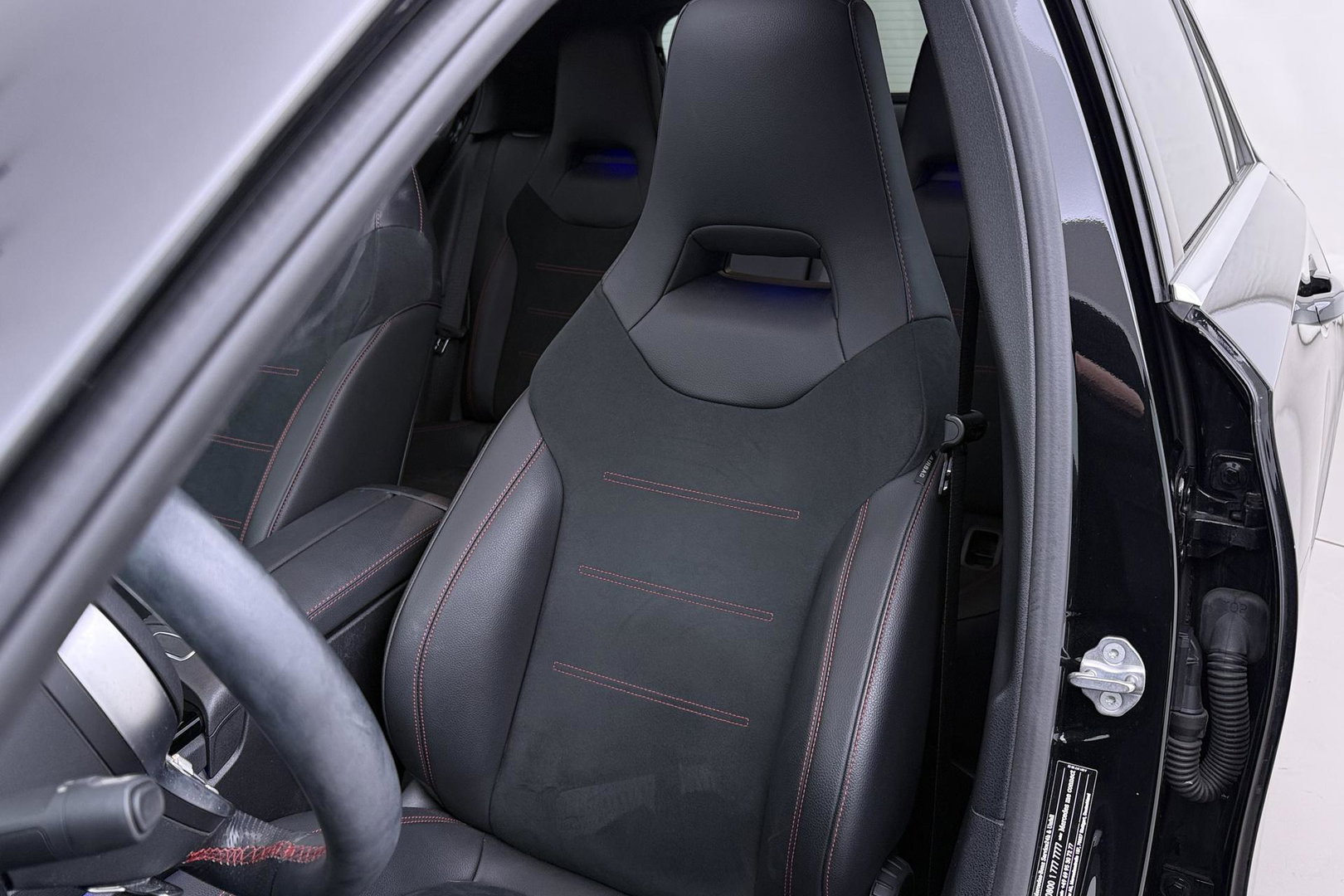 Mercedes-Benz A-Klasse 220 Premium | Panoramadak | ACC | AMG Line | Stoelverwarming | 18” AMG | Getint Glas | Navigatie