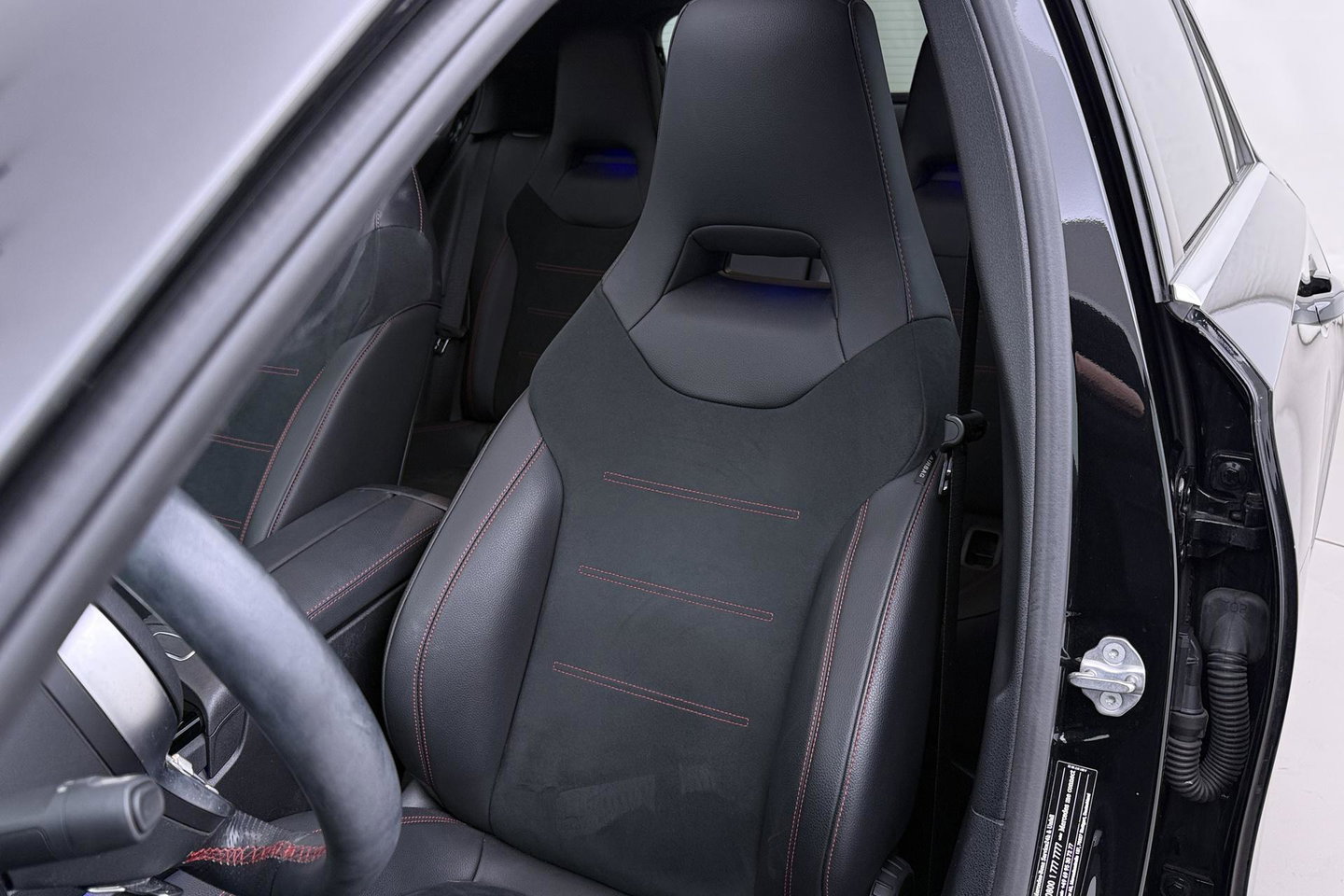 Mercedes-Benz A-Klasse 220 Premium | Panoramadak | ACC | AMG Line | Stoelverwarming | 18” AMG | Getint Glas | Navigatie